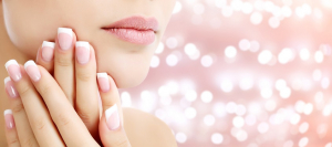 عکس با کیفیت نیم رخ خانم با ناخن کاشته شده مدل فرنچ